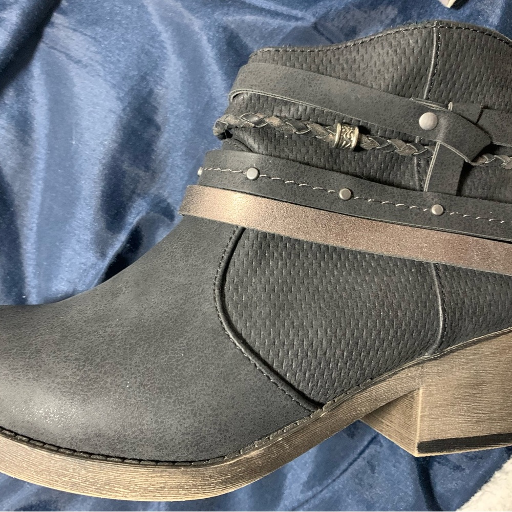 SALE—SO Boots Size 6 - Picture 8 of 10
